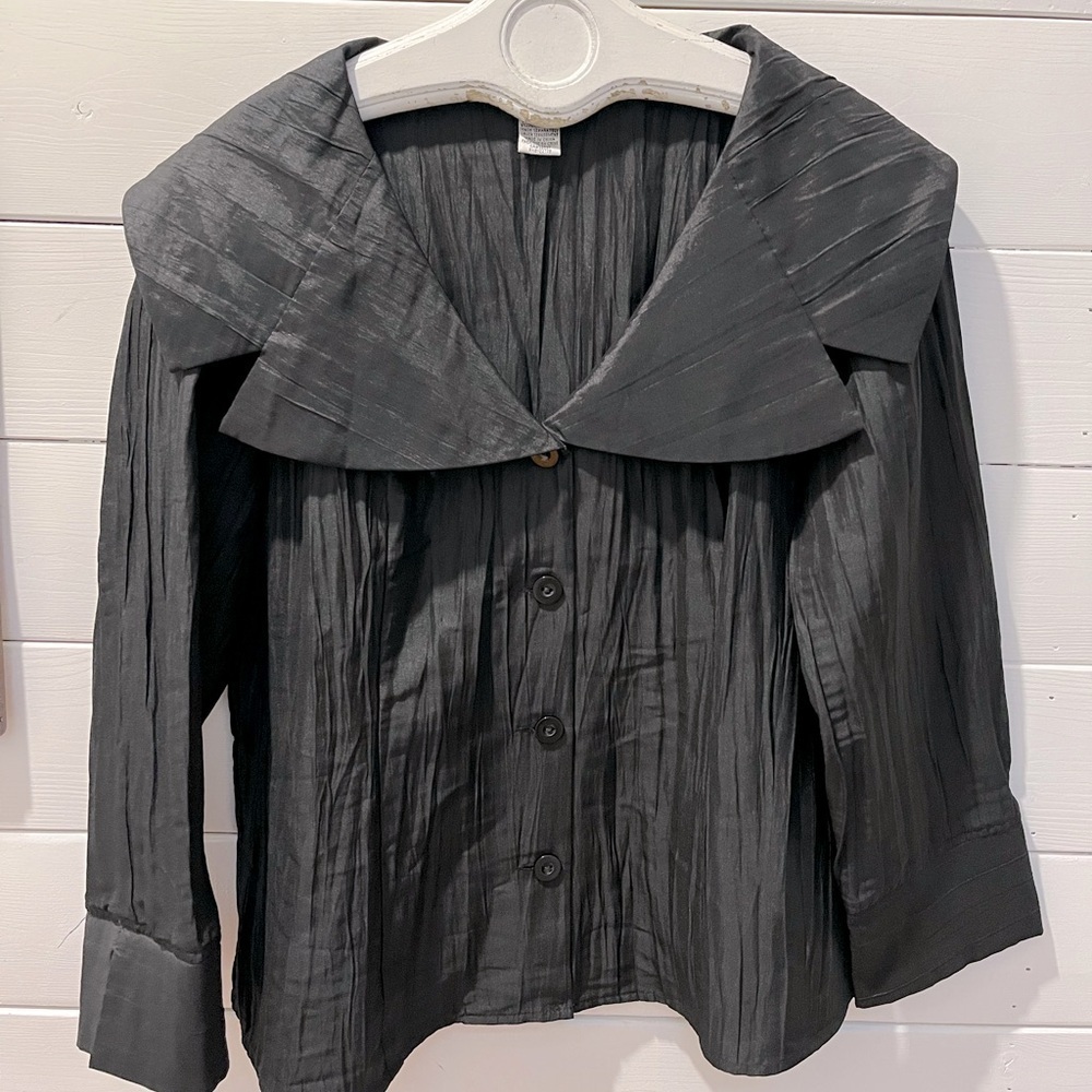 PULI black crinkled taffeta jacket with wide collar – Estimated size 18